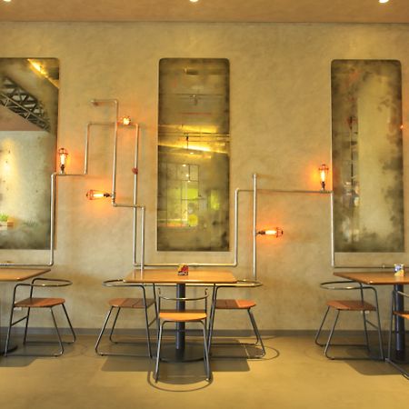 耶穆尔萨利黄釉酒店 泗水 外观 照片