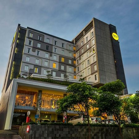 耶穆尔萨利黄釉酒店 泗水 外观 照片